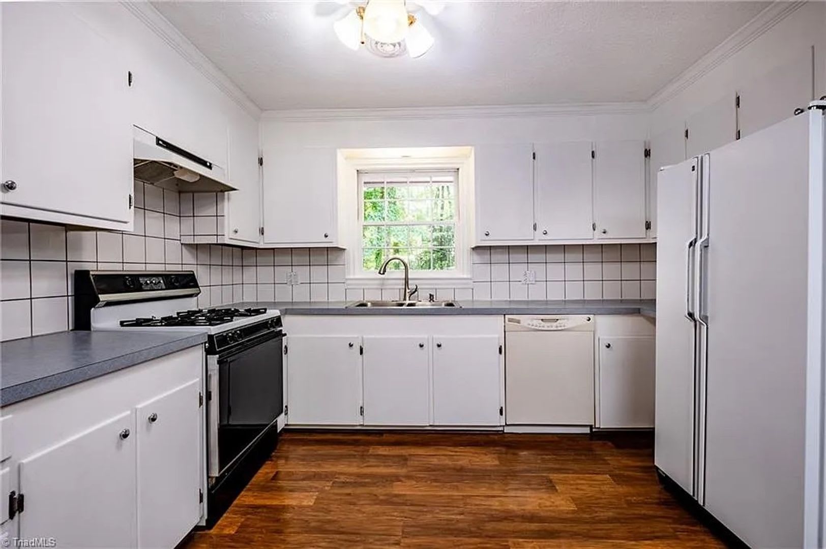 Room in 5 Bedroom Home at Kinnamon Rd – photo 4