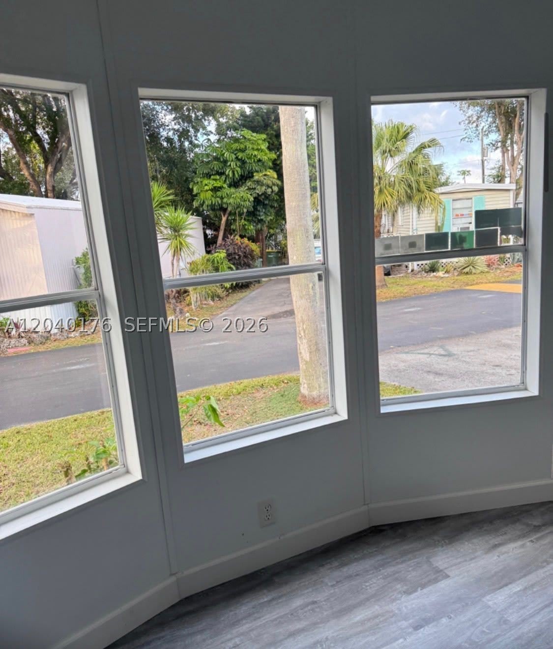 100 NE 6th Ave – photo 3