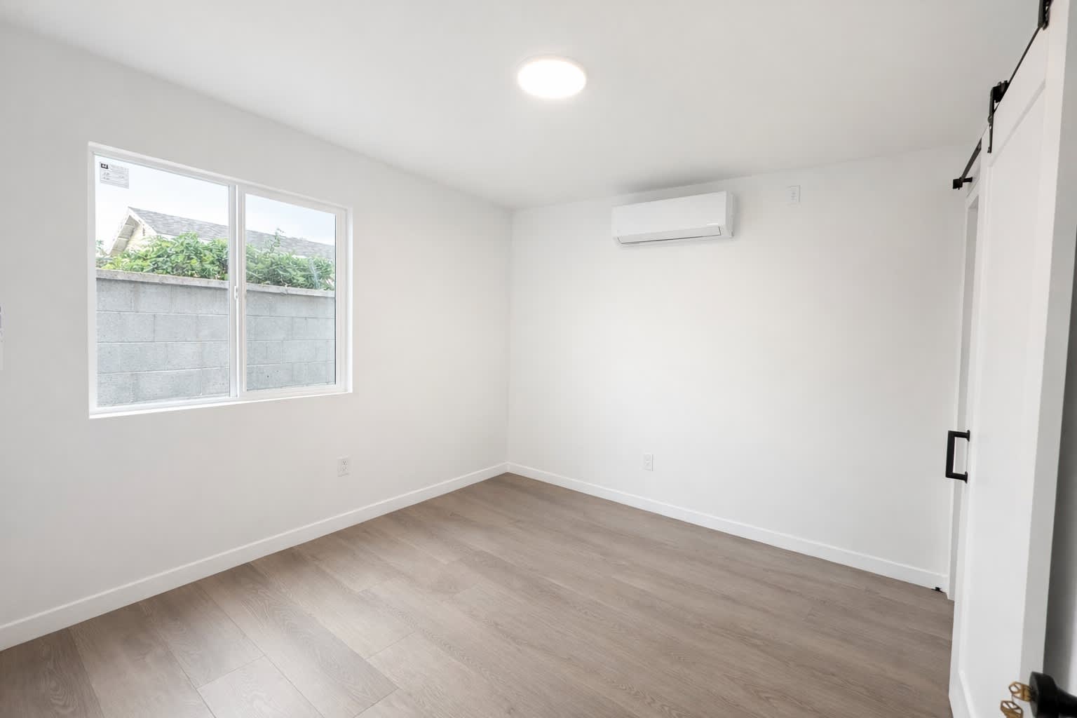 6907 Noble Ave – photo 5