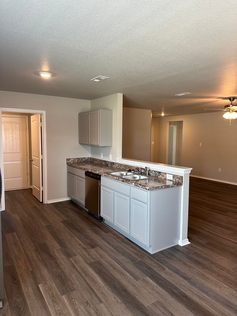 Now Pre-Leasing! – photo 4