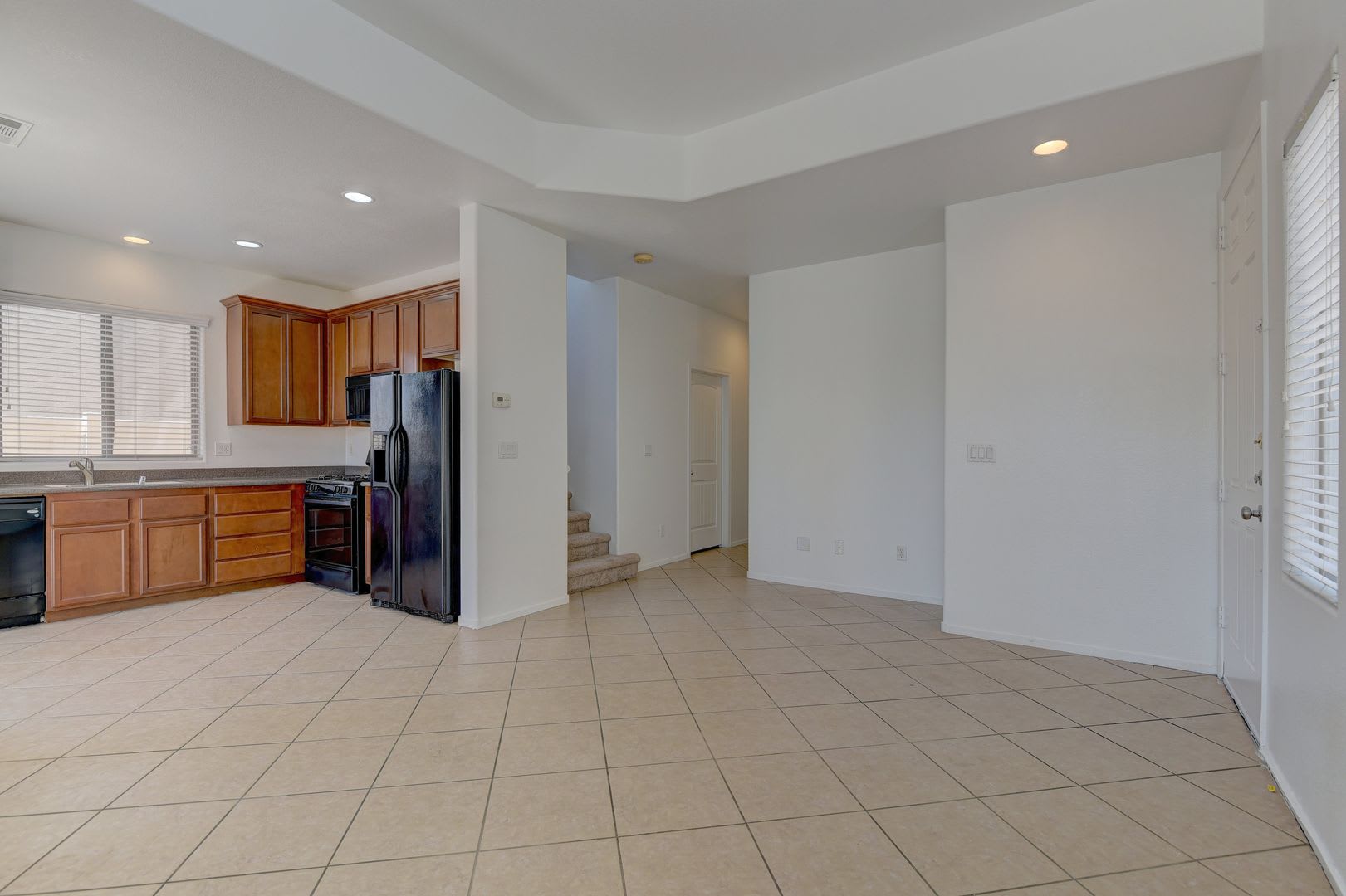 Elegant tile flooring extends throughout the entire downstairs area – photo 5