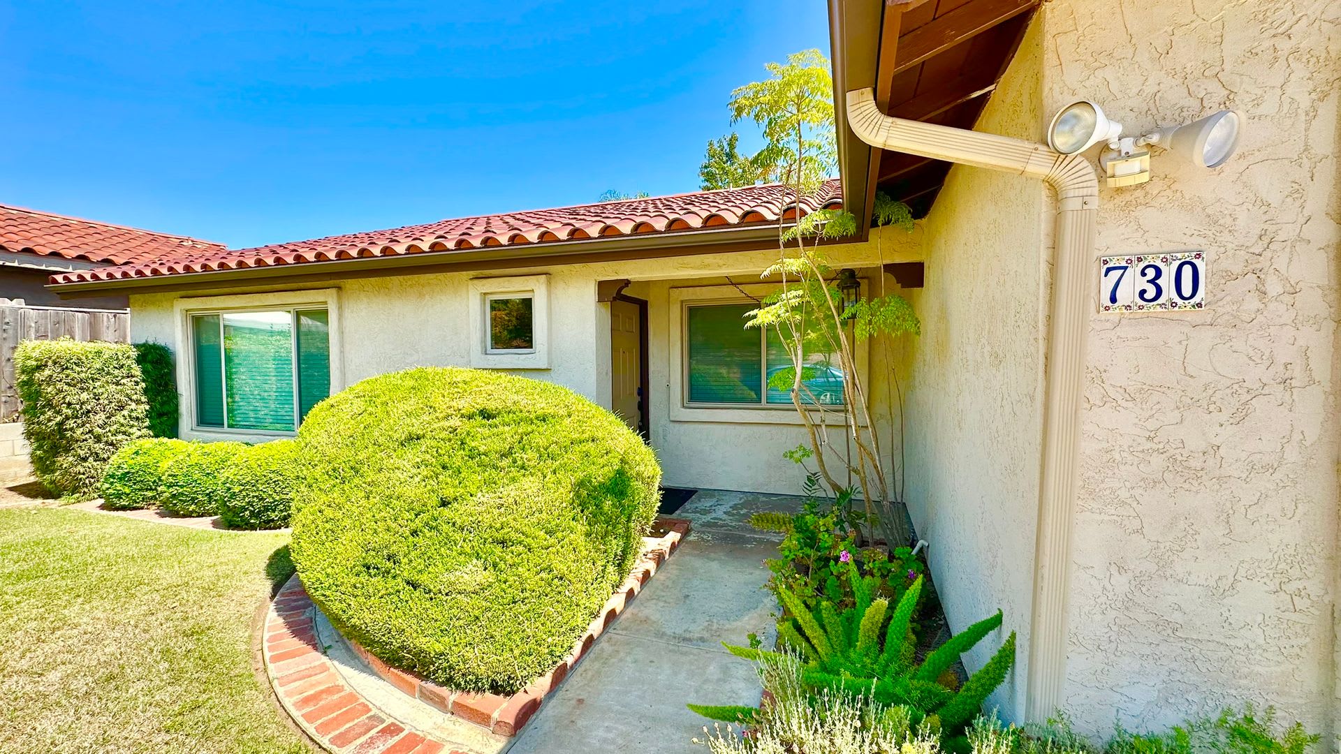Lovely Single Story Home In Quiet Neighborhood Of Fallbrook Minutes To Everything – photo 2