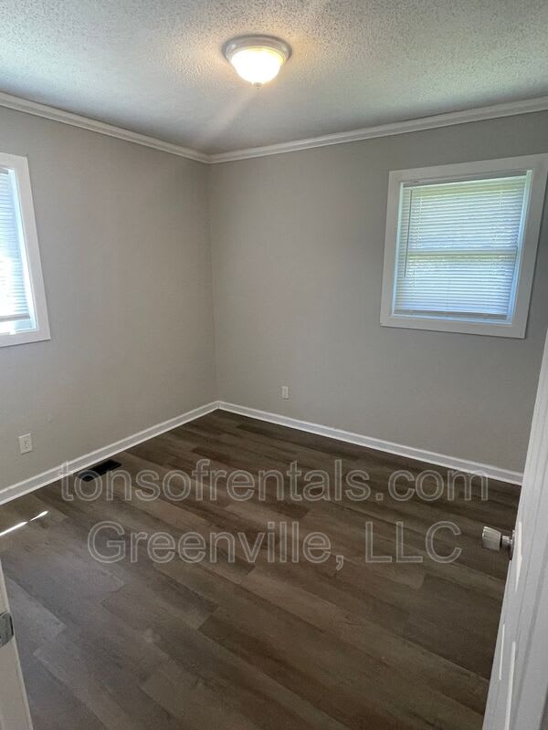 695 Saxon Ave – photo 4