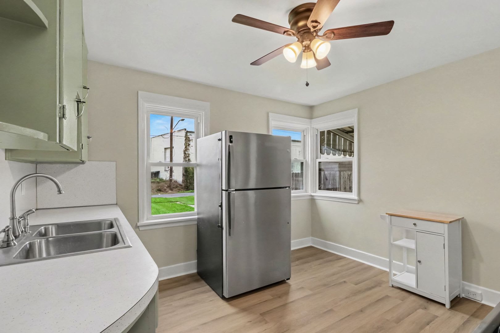 3 bedroom Brick Cape Cod in Carlisle – photo 3