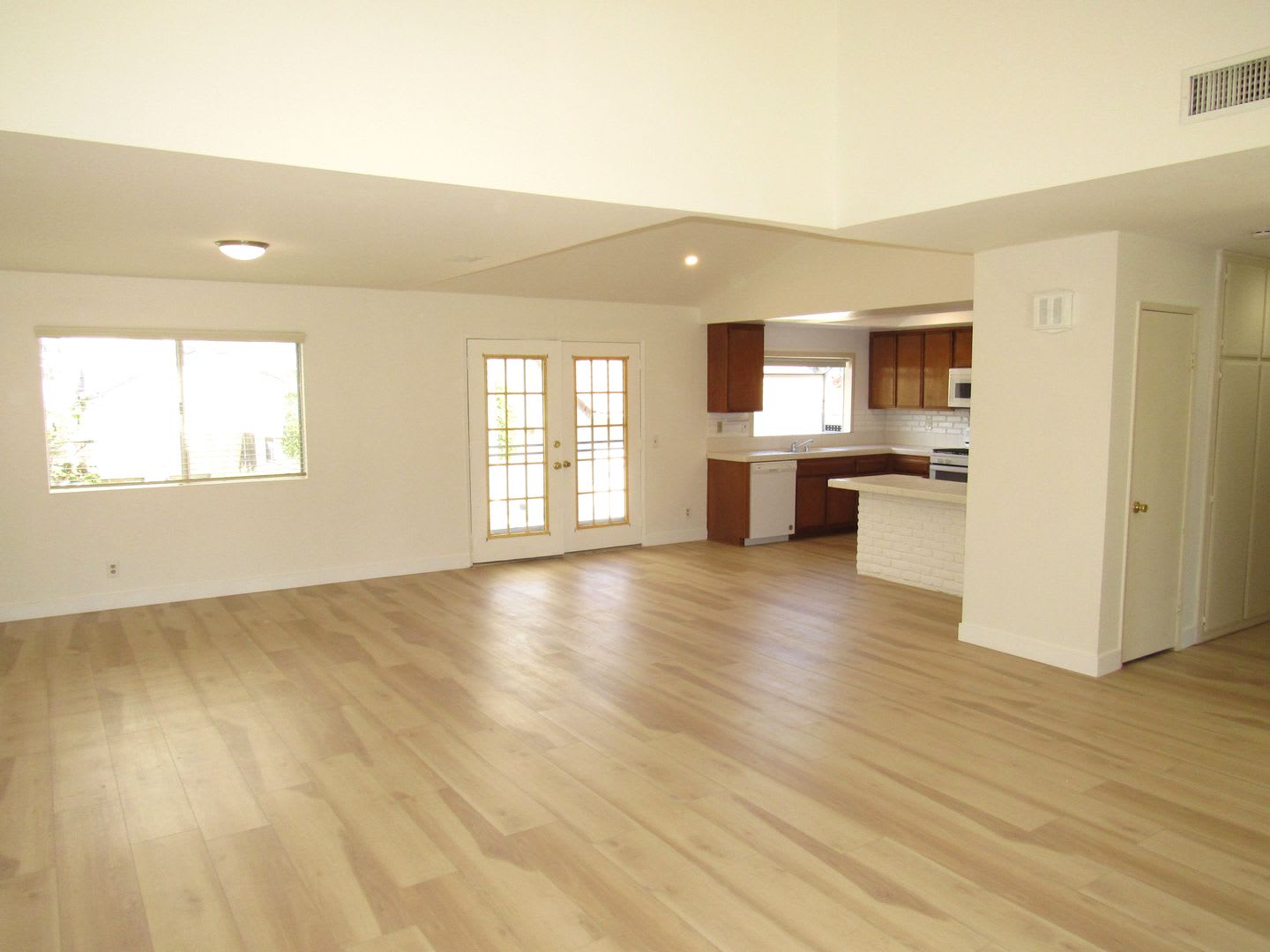 Spacious and Well Maintained 3 Bedroom 2 Bath single Family Home in The City of Corona – photo 5