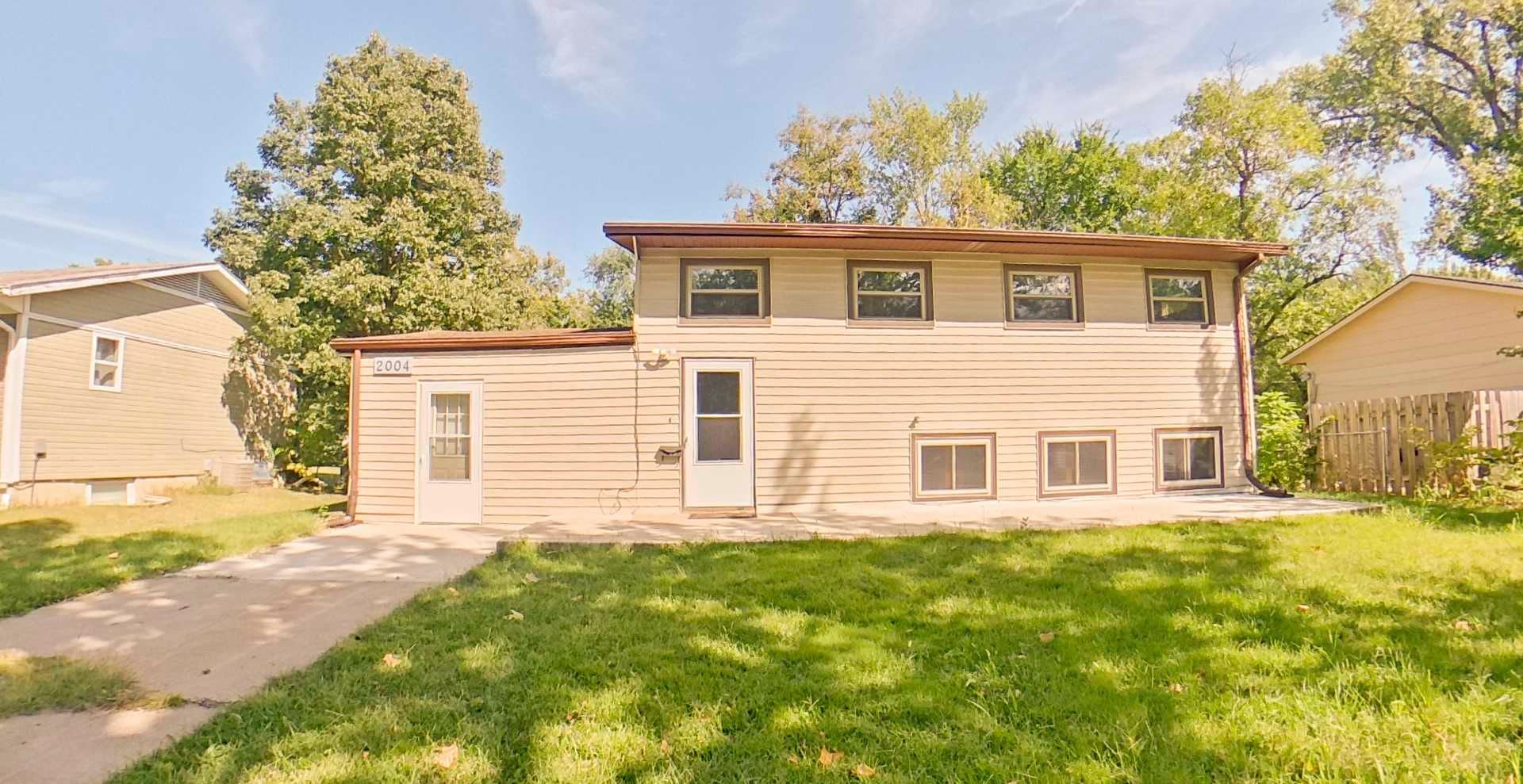 Big Backyard + Pet Friendly + Off-Street Parking + Washer and Dryer Included! Available September 3rd! – photo 2