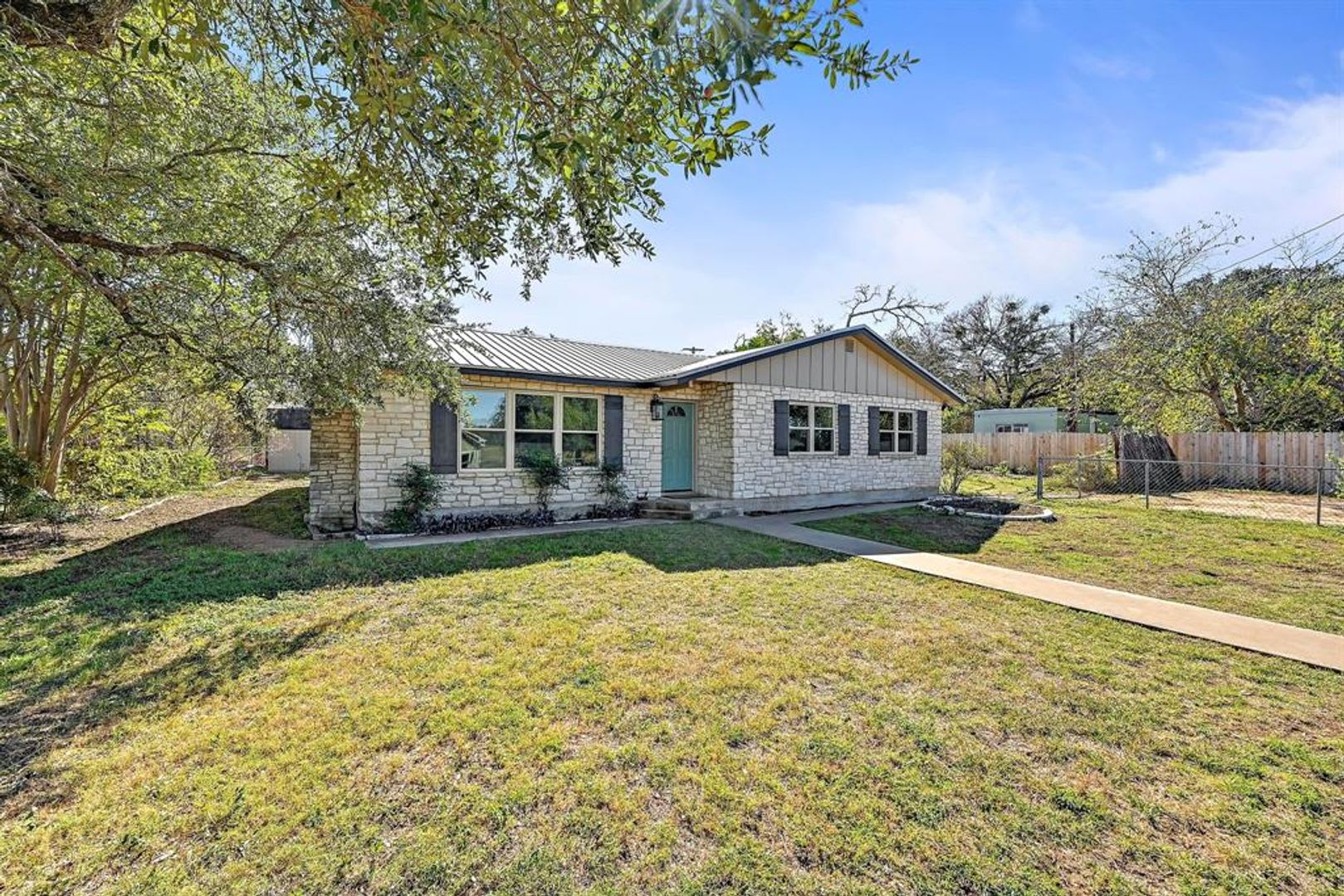 Fantastic 3-Bedroom Home in Bertram – photo 5