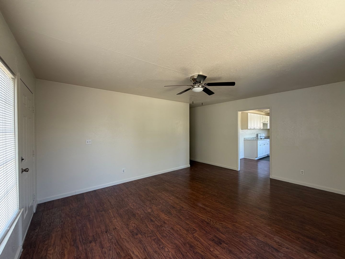 3 Bedroom 1 Bathroom House with Huge Fenced Yard Near Schools, Park & Community Pool – photo 4