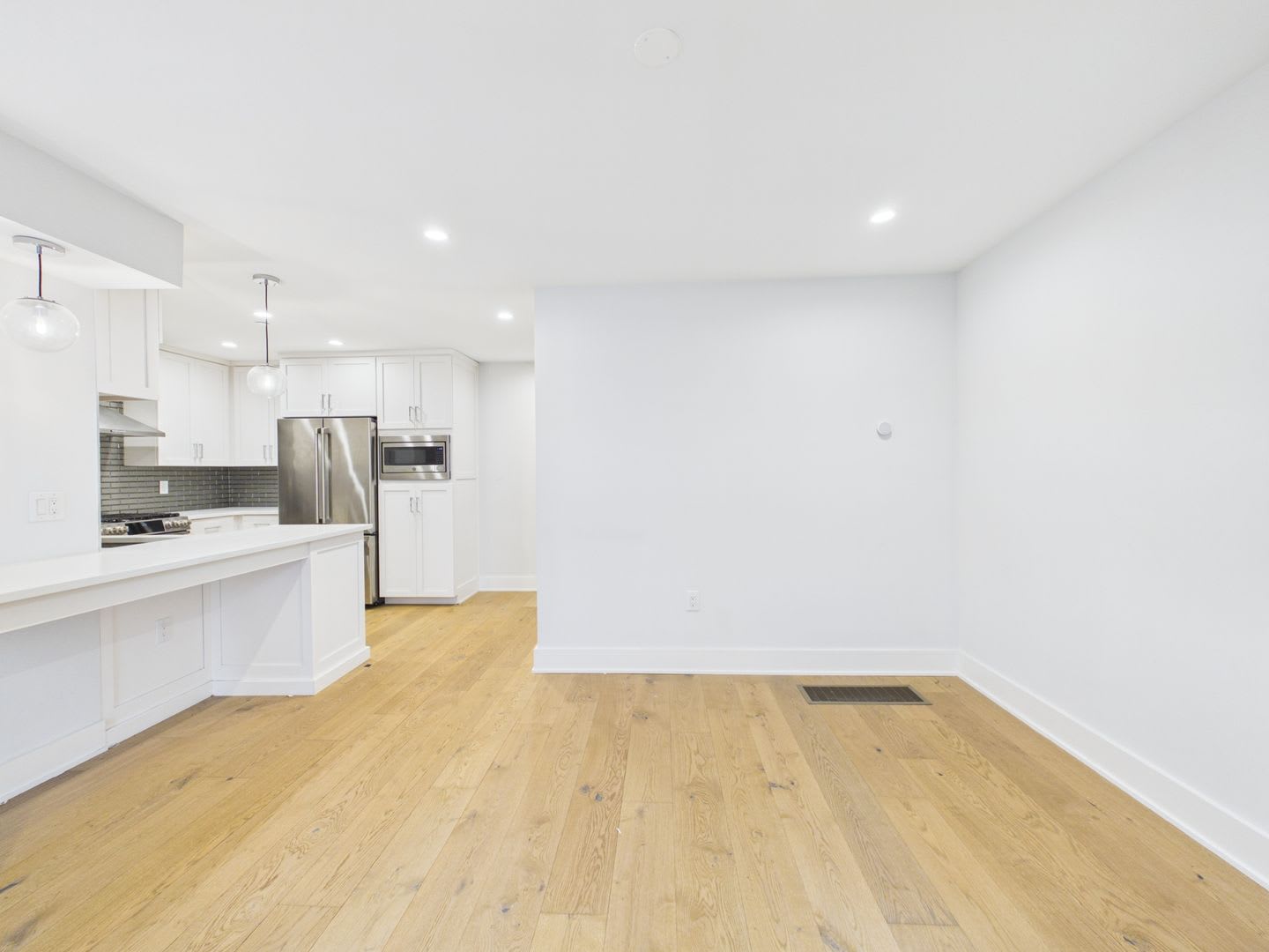Exquisite Boutique Condo in the Heart of Queen Village – Luxury Living Awaits! – photo 5