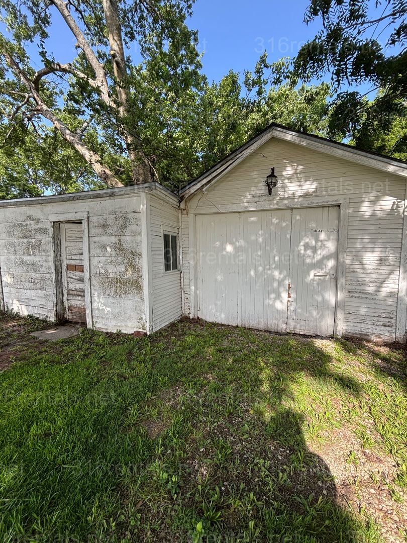 Two bed one bath house available now! – photo 2