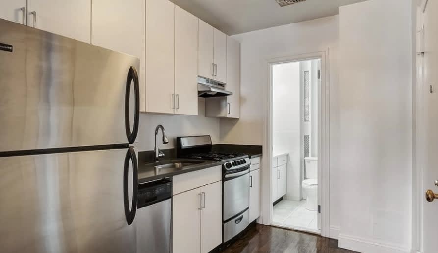 41 E 65th St – photo 1