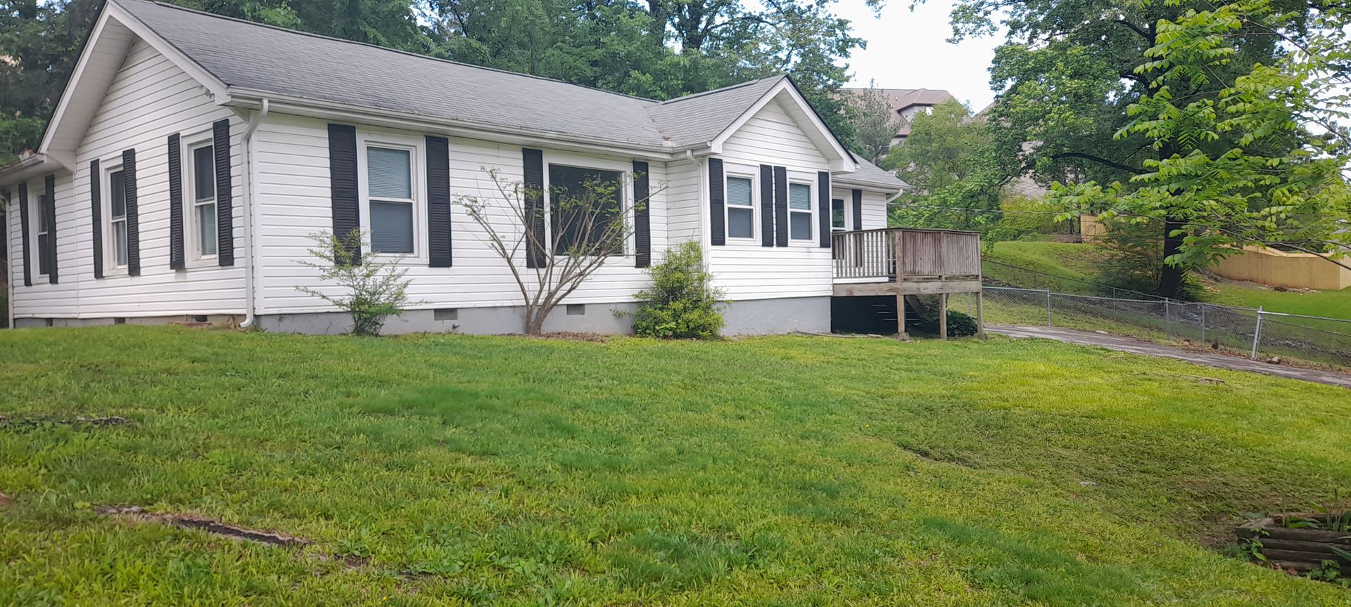 3 Bedroom 2 Bath Home With Den In Convenient Location – photo 1