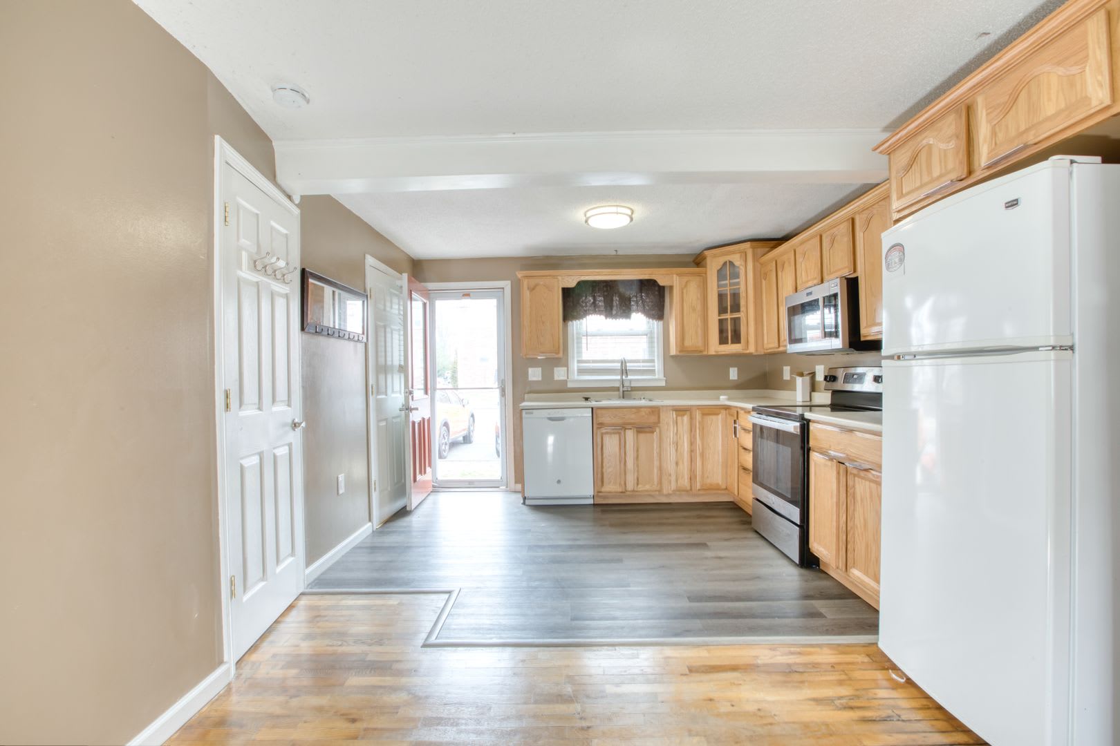 Beautiful two-bedroom townhouse condo with open floor plan – photo 5