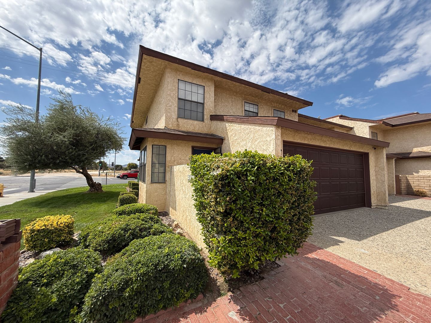 2 Story Condo Available! 2 bedroom + 2.5 Bathrooms – photo 2