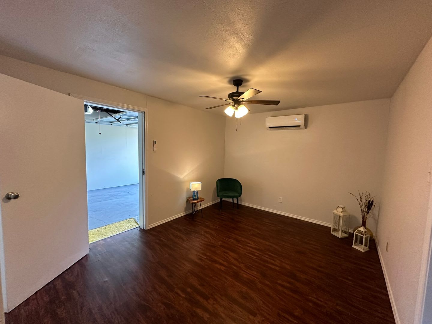 2-Bedroom, Great Location, Off street parking! – photo 3