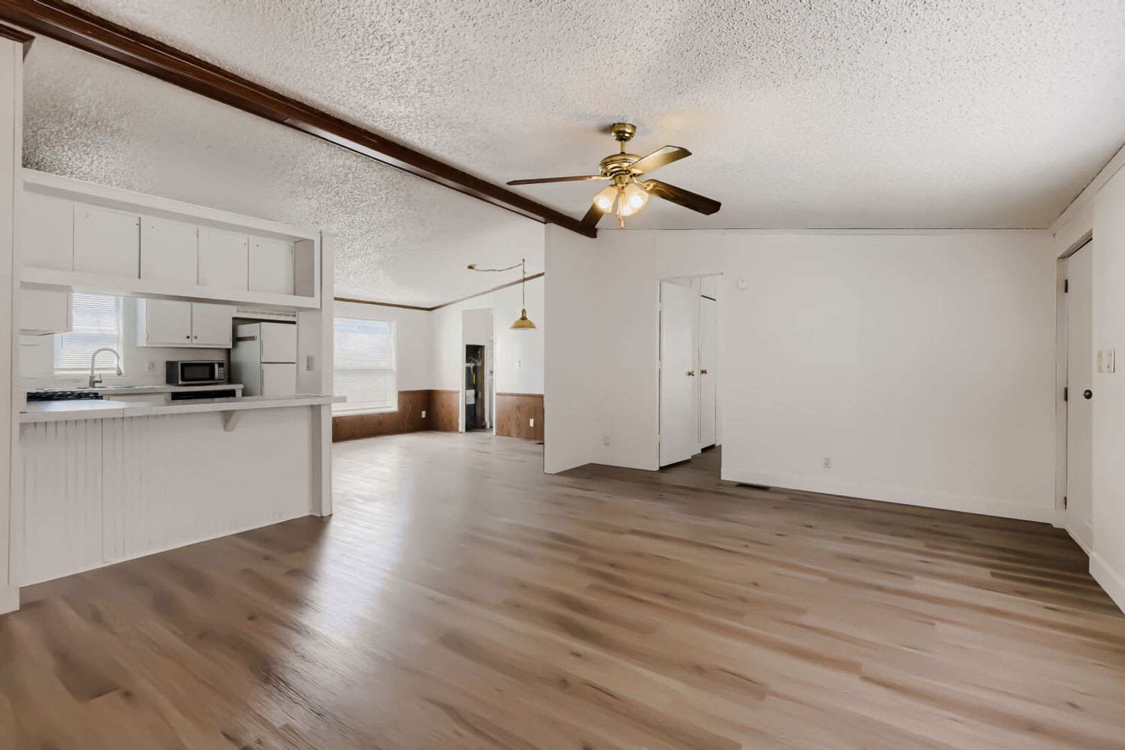 Fresh & Modern 3-Bedroom Home with Huge Backyard! – photo 2