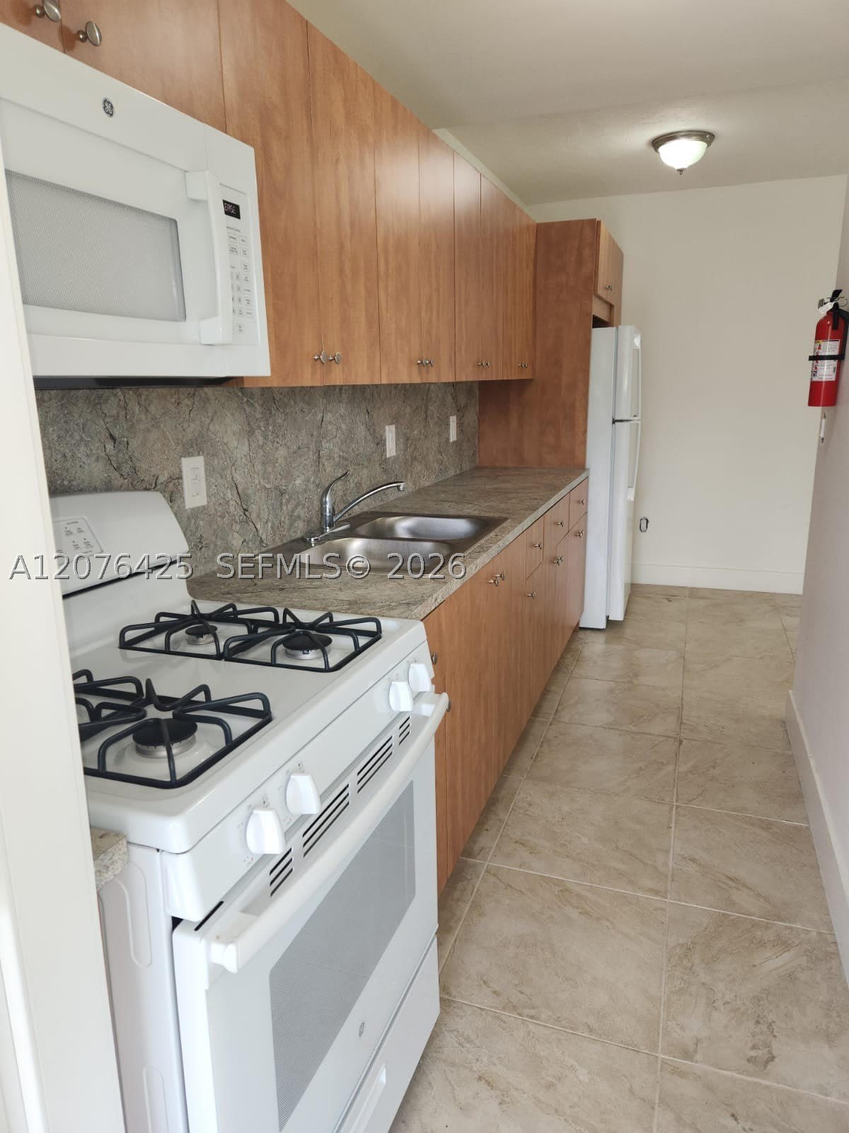 1085 SW 37th Ave – photo 3