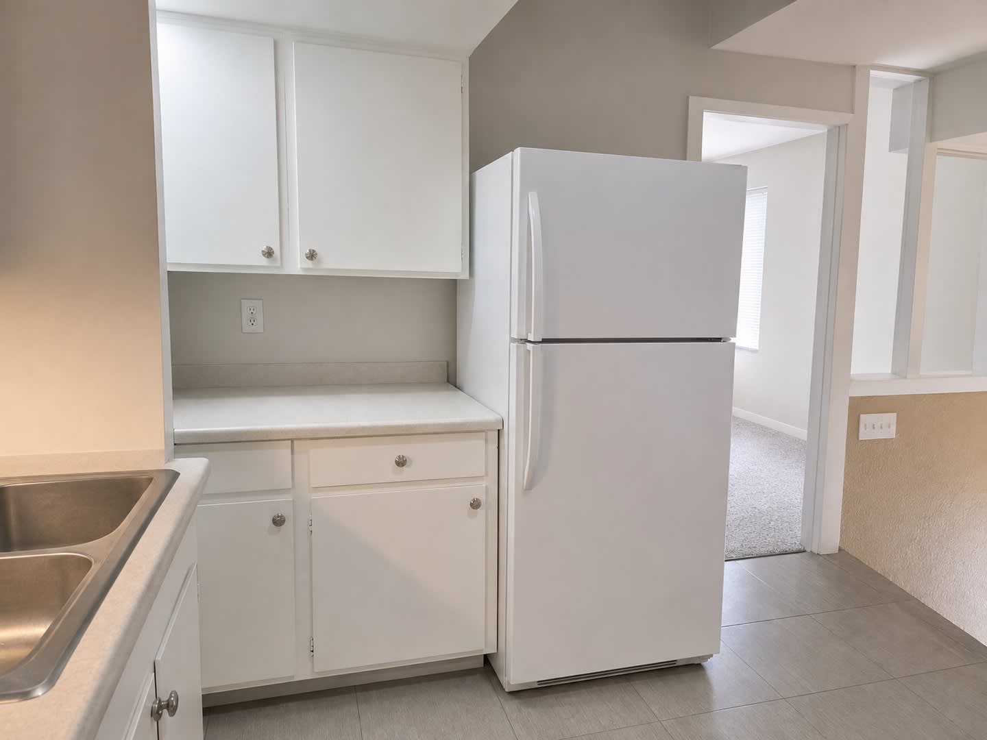 Charming 1 Bedroom Racine Apartment 1 Off St Parking Utilities Included Built In Bookcase Built In Window Ac Near Public Transport – photo 5