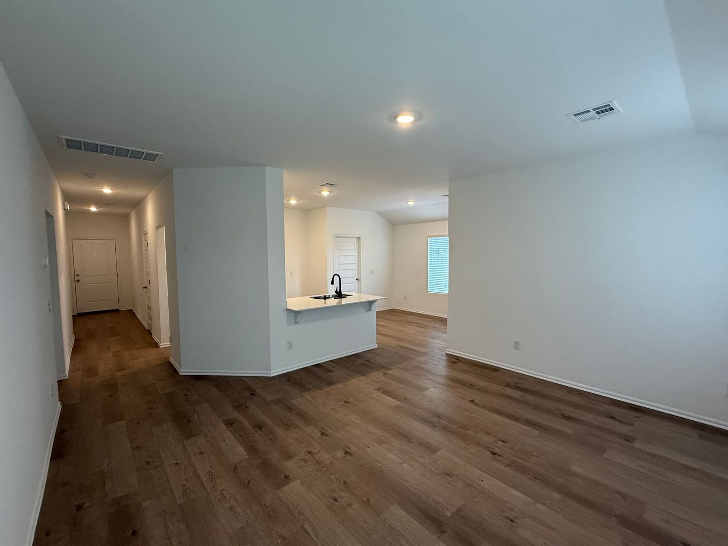 Very Nice and Spacious 3 Bedroom Home in Newcastle Schools – photo 4