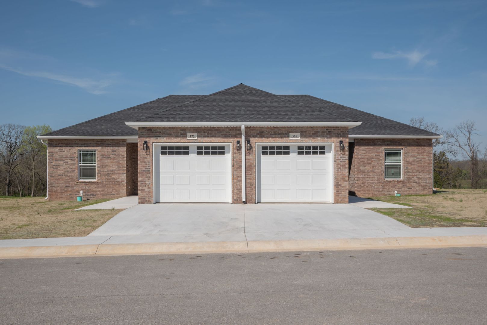 New Neosho Unit now available for lease! $1,400 Rent/$1,400 Deposit – photo 2