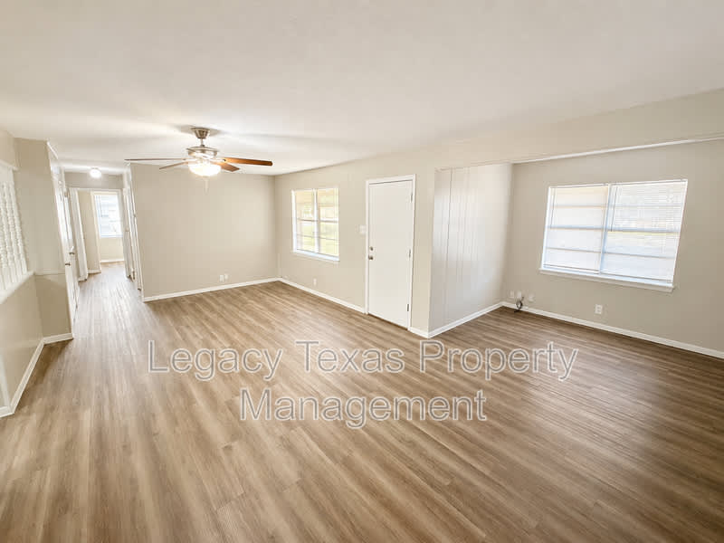 1902 Joslin St – photo 2