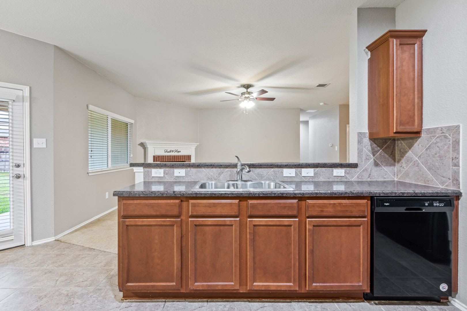 Open Concept living in MIDWAY ISD – photo 4