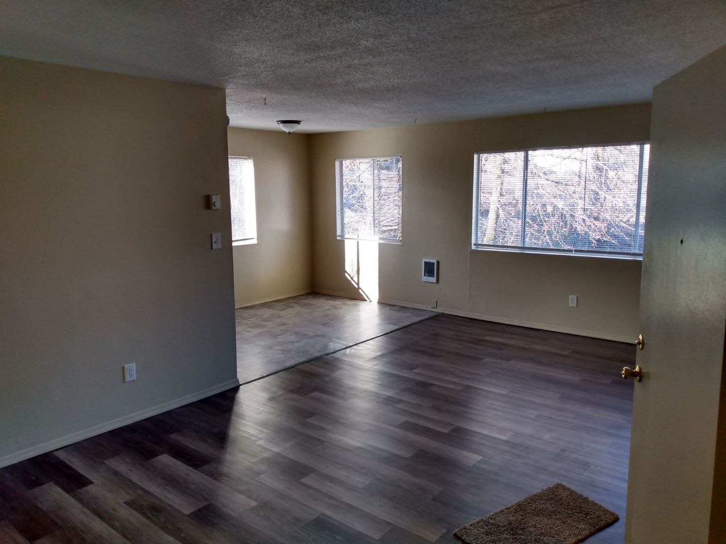 Two Bedroom, One Bathroom Upstairs Apartment – photo 1
