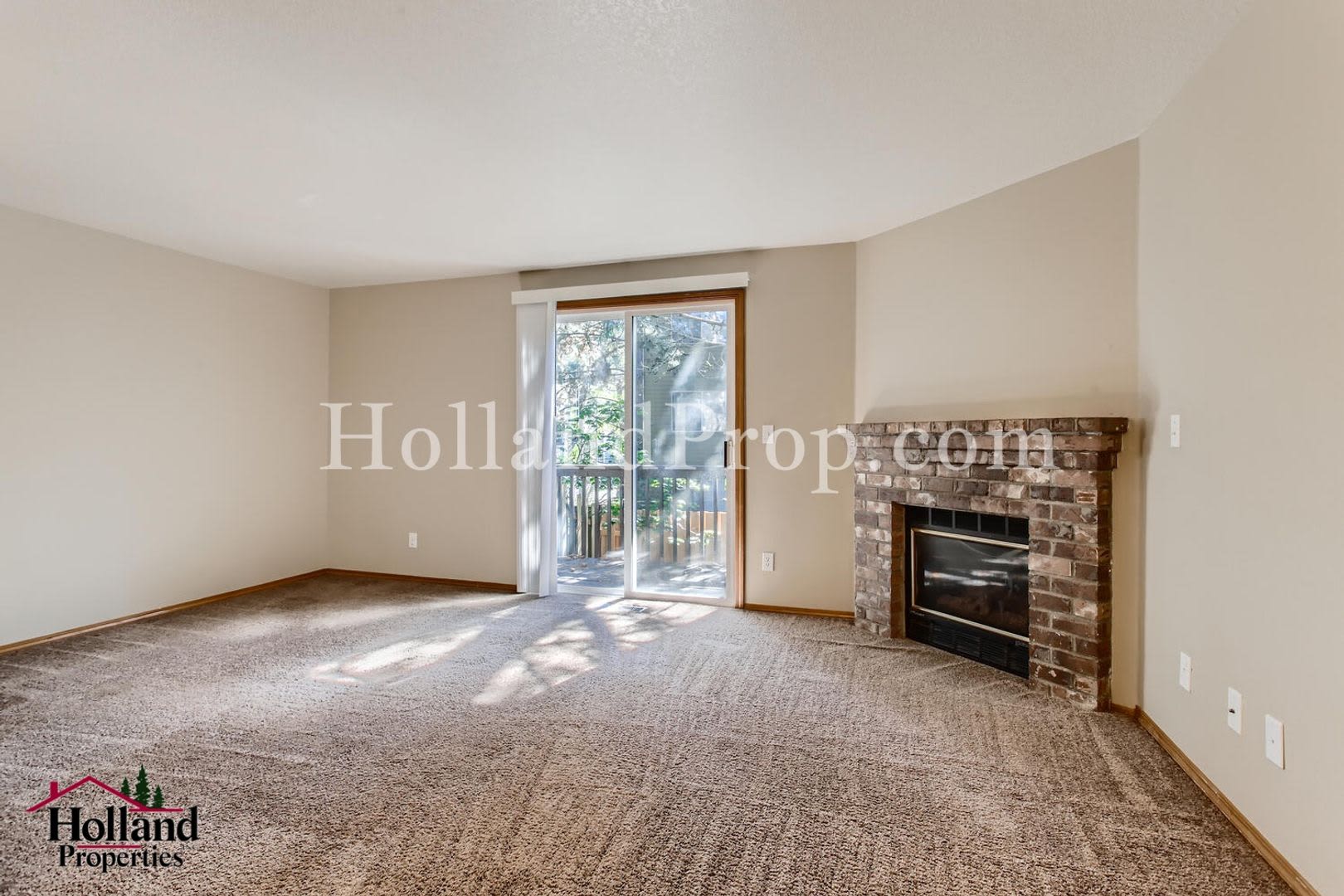 Lovely End unit of a triplex with garage – photo 3