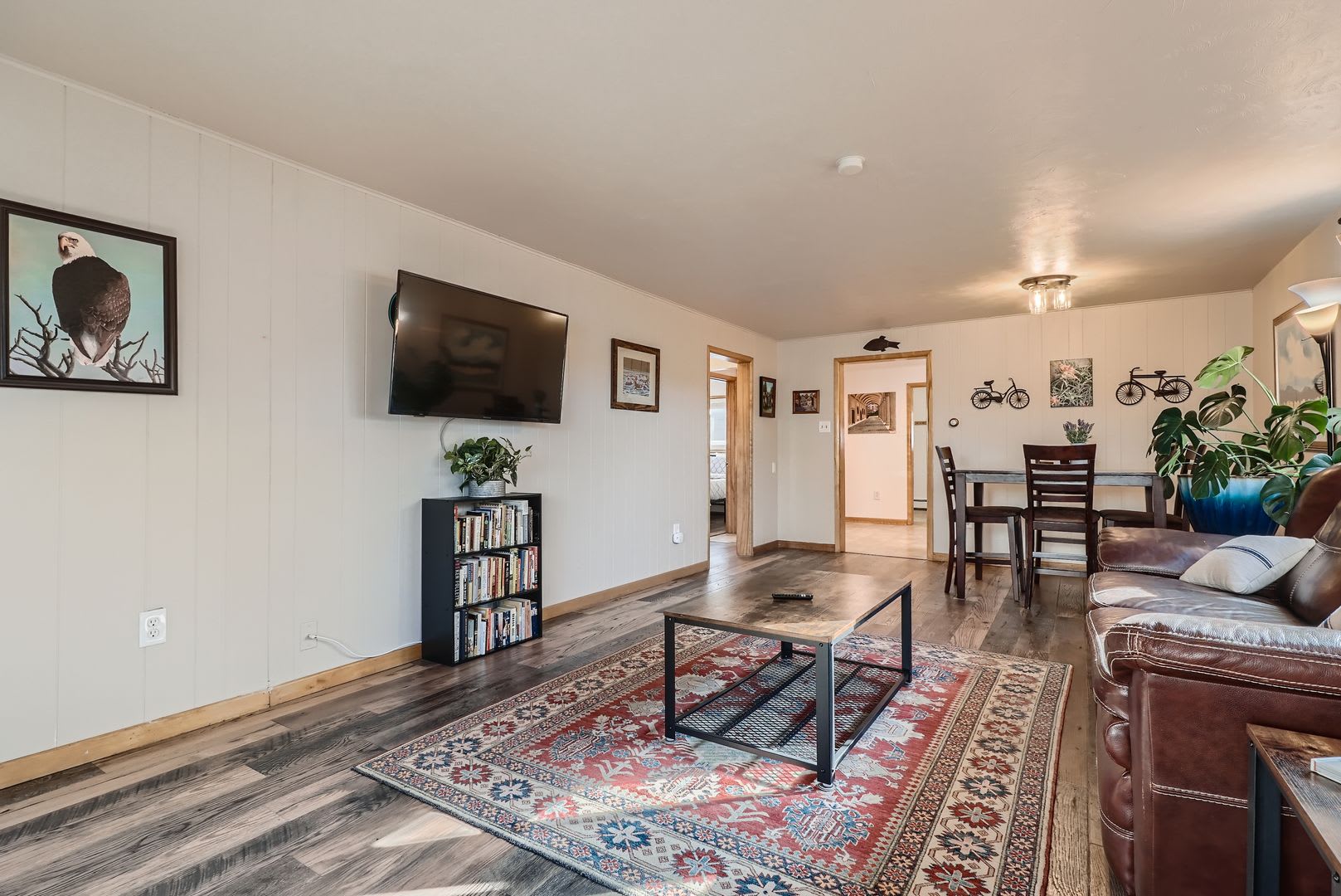 AVAILABLE NOW, LARGE YARD AND DETACHED 2 CAR GARAGE, UPDATED FLOORS AND BATH, $0 DEPOSIT OPTIONS! – photo 4