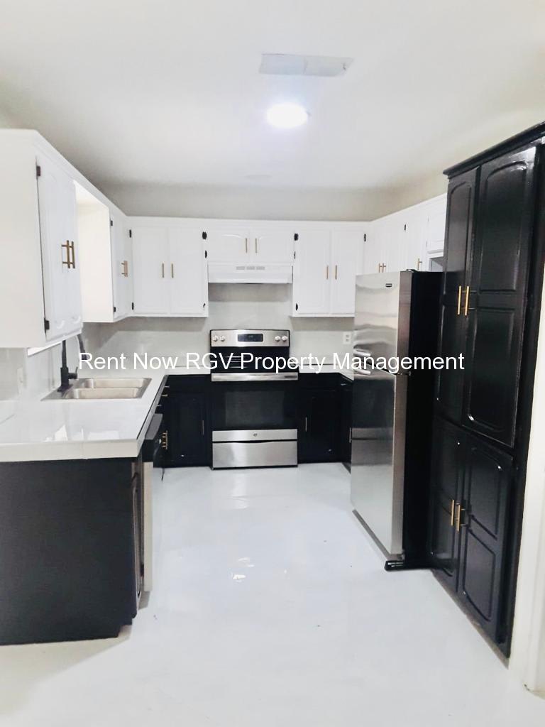 818 Diana Dr – photo 2