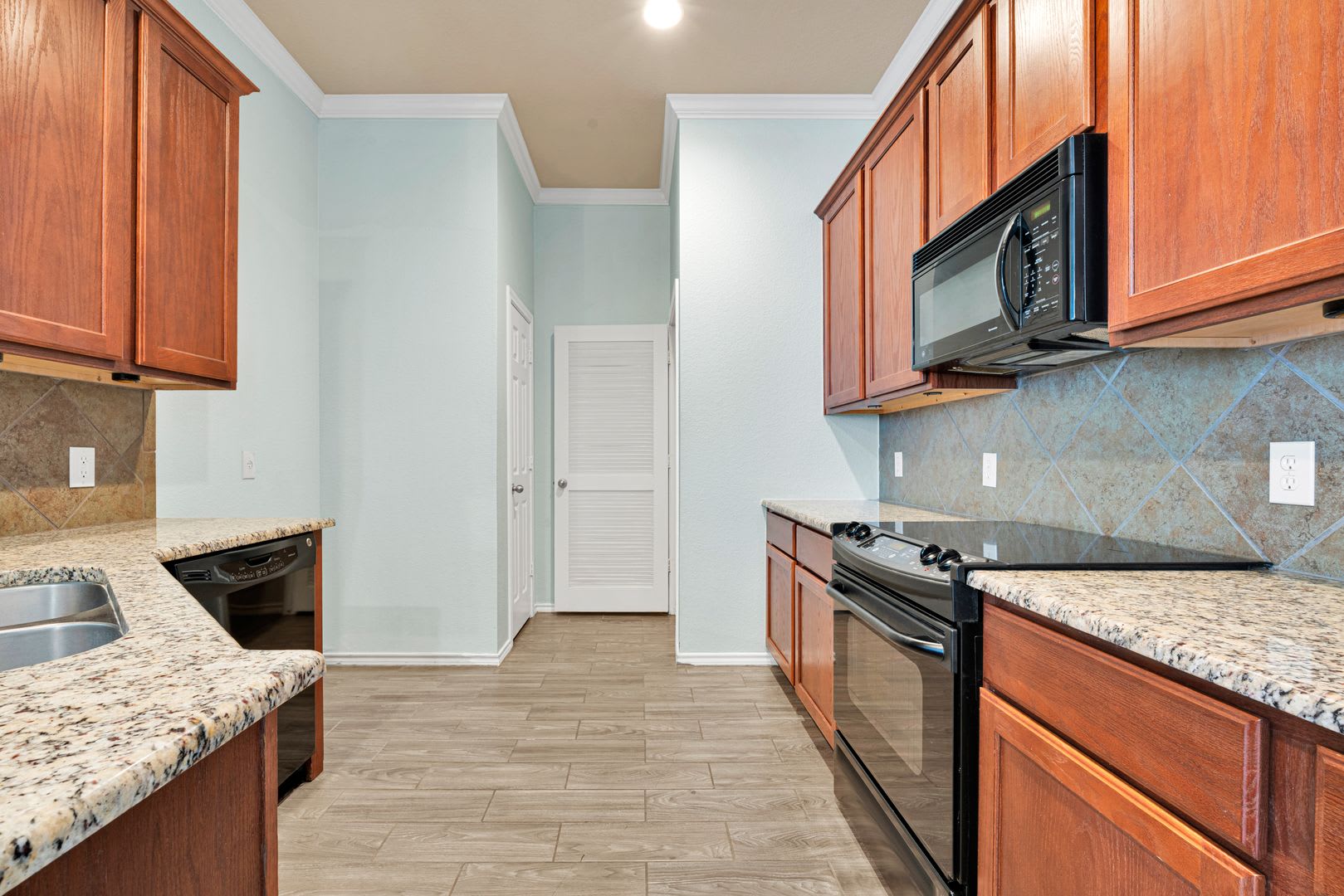 Beautiful 3 Bedroom Townhome Available For Rent For Asap Move In Medical Center Area – photo 4