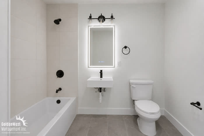 3075 Hawthorn Street – photo 5