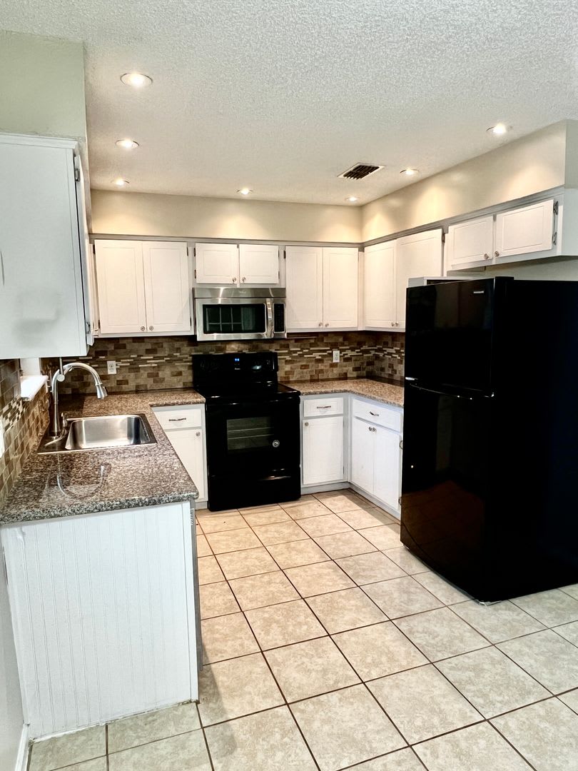 3/2 LARGE fenced in yard! – photo 2