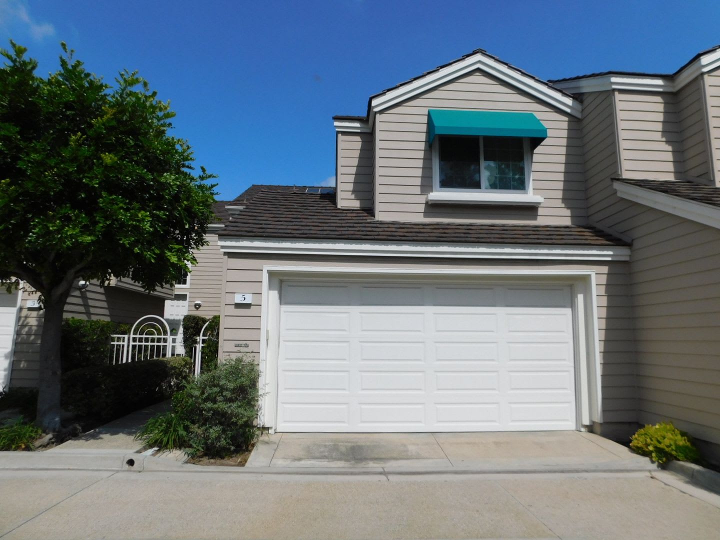 Gated Lake community 2 bed, 2.5 bath home. – photo 1