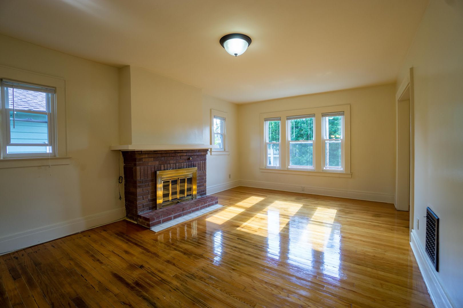 229 Fellows Avenue Available 8 1 27 Bright Flat With Front And Back Porches On Quiet Residential Street – photo 5
