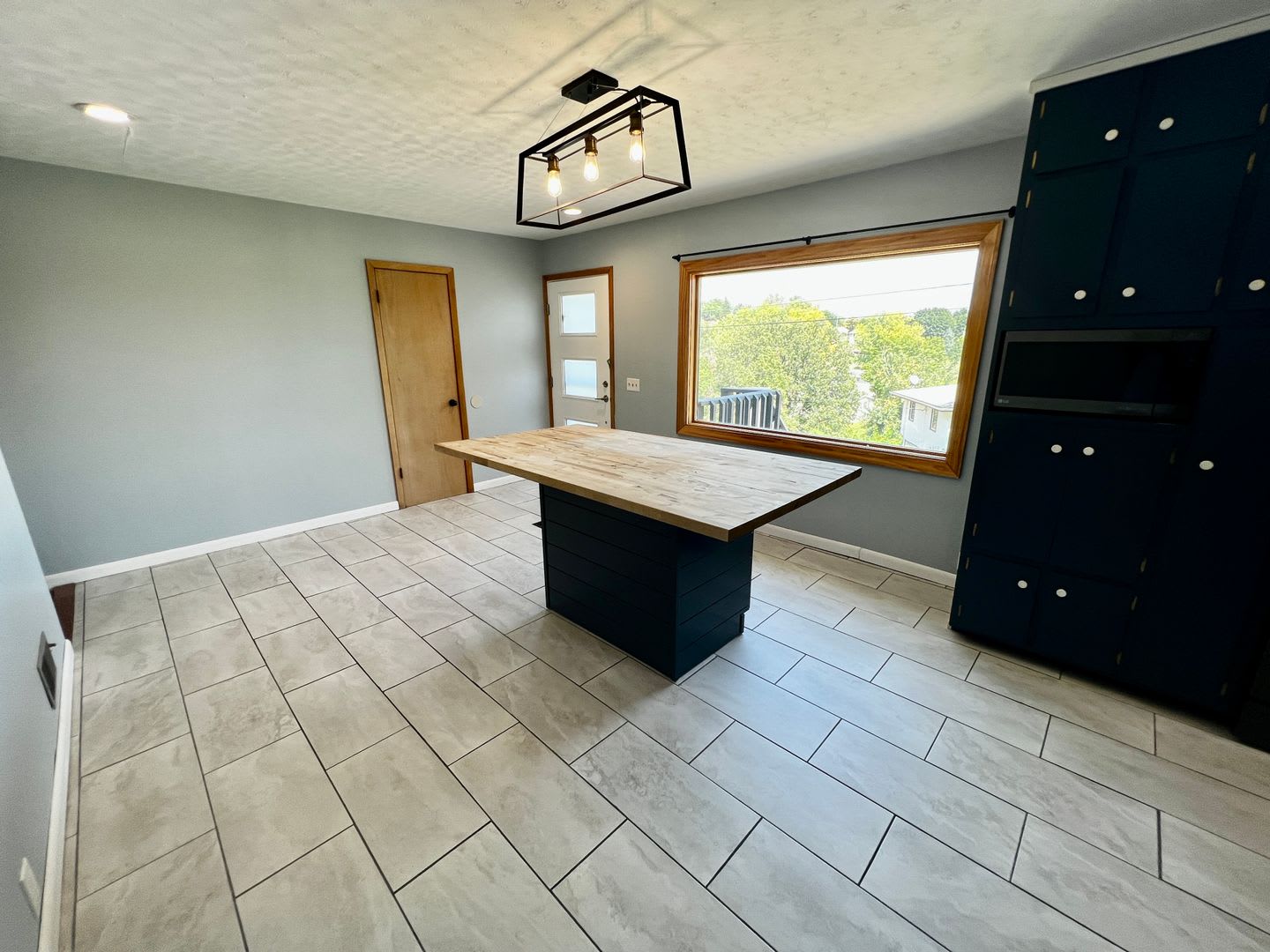 Updated 4 Bed 2 Bathroom House near East HyVee! – photo 5