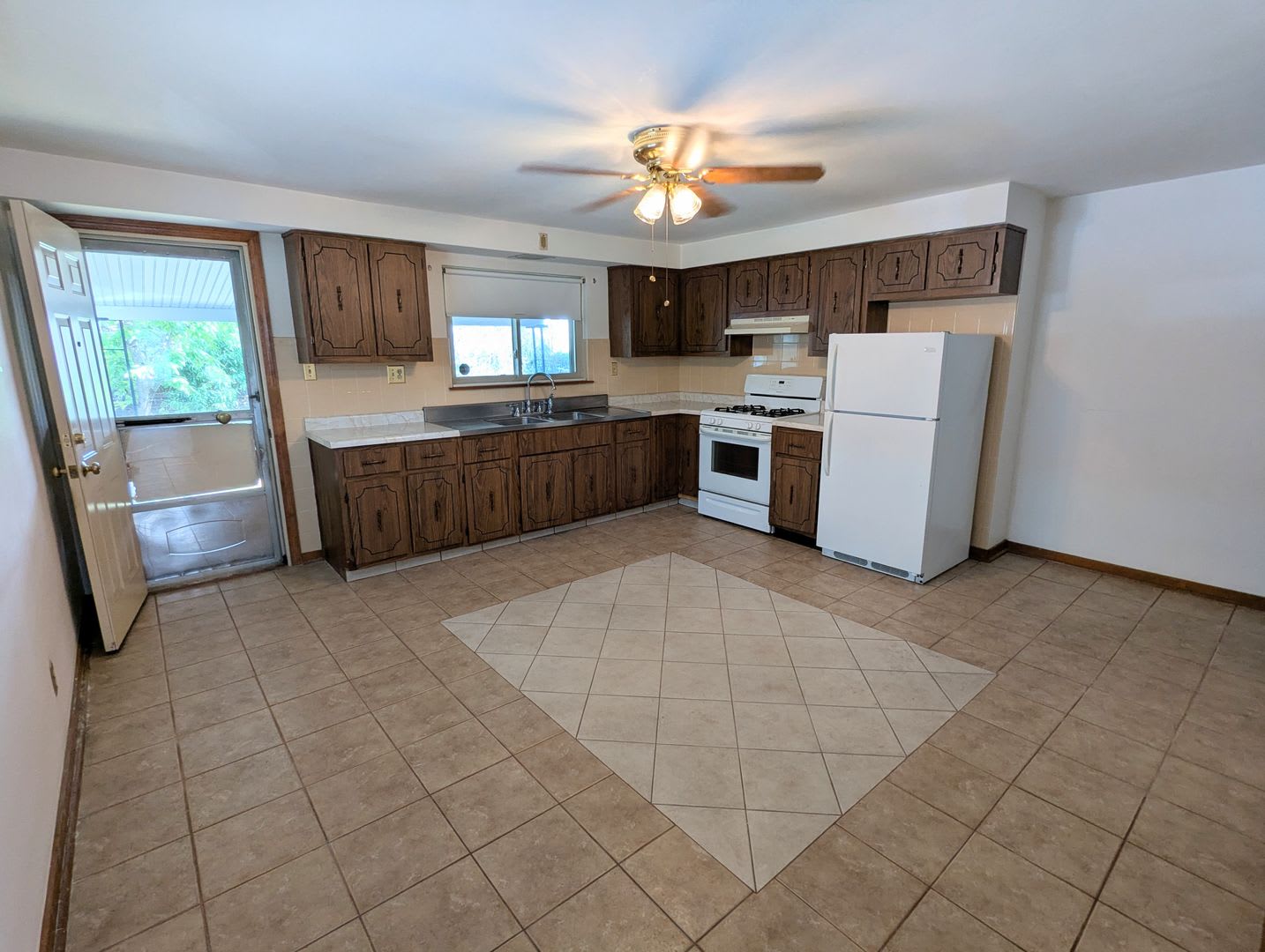 3 Bedroom 1 Bathroom Single Family Home (Bloomfield) – photo 2