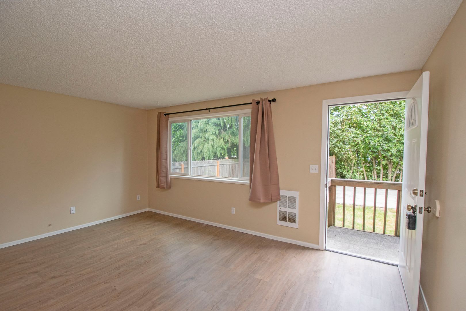 Cozy 2BD Duplex With Driveway Parking In Rose Village Neighborhood! – photo 3