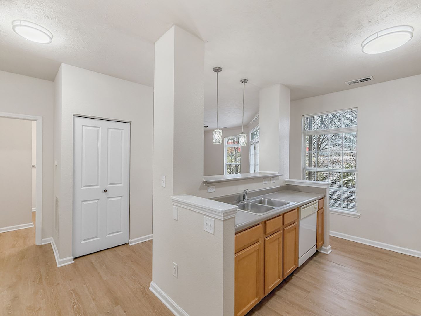 Luxe 1-Bedroom Haven: Serene Lakeside Living at Lakeshore Community – photo 4