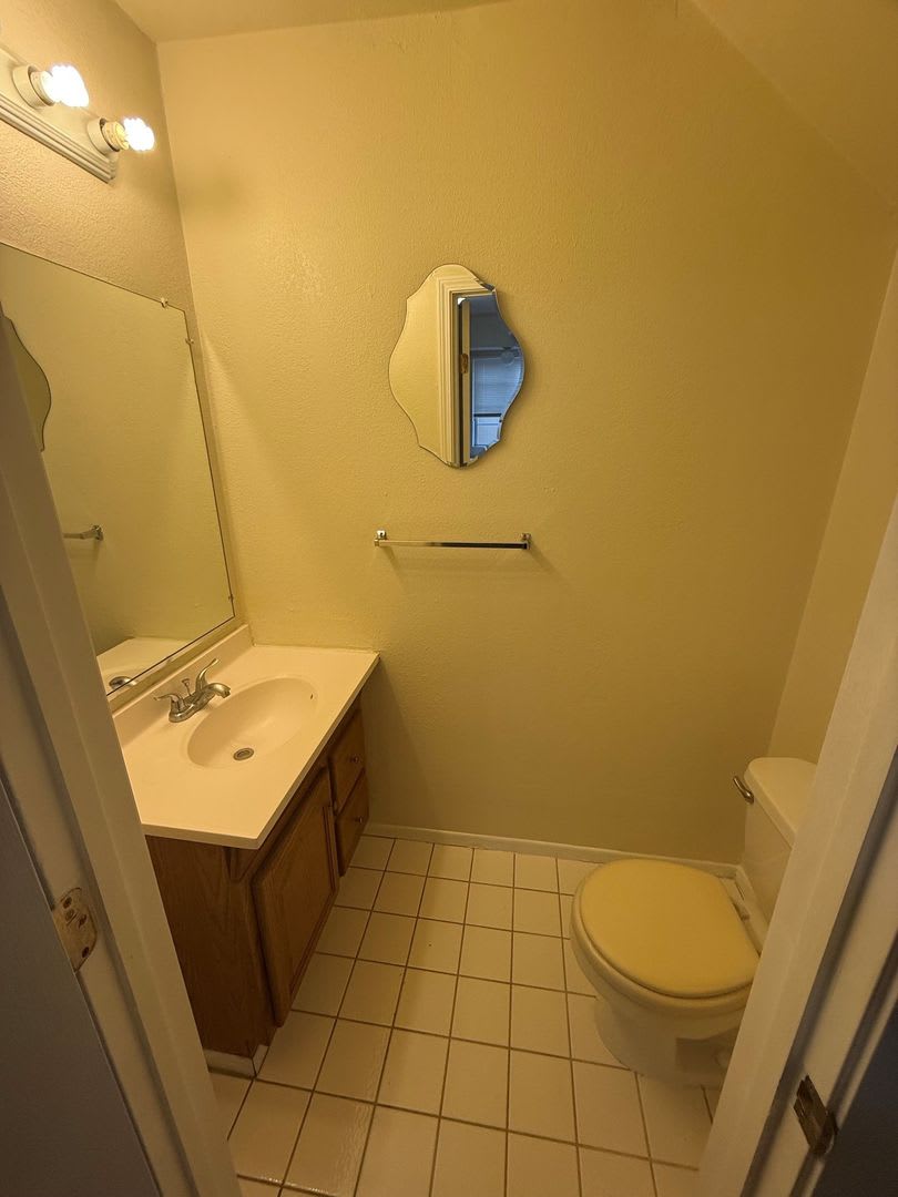 Nice Unit in a Duplex. Private Enclosed Yard – photo 5
