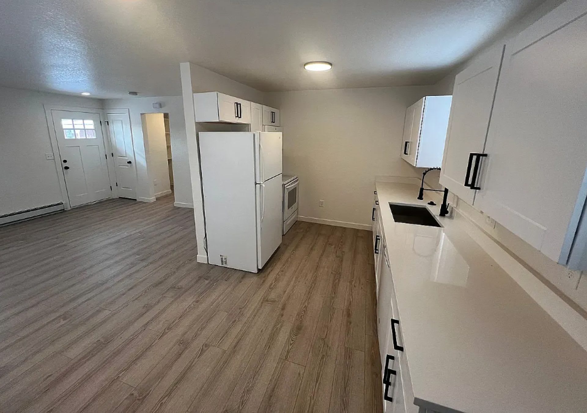 Beautiful 2 Bed Apartment with Reserved Parking Spots – photo 5