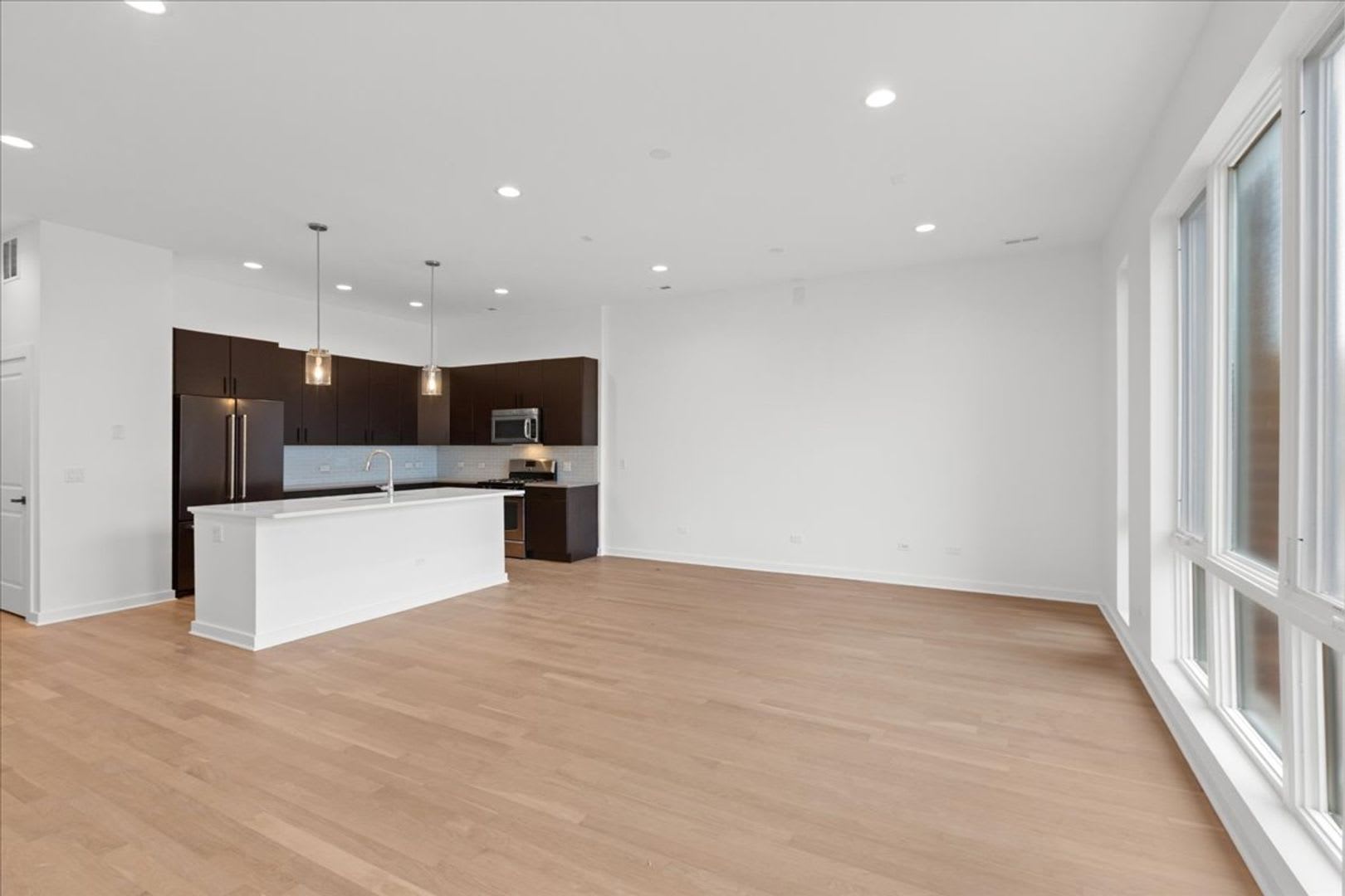2 Bedroom, 2 Bath Apartment in Heart of West Town – photo 3