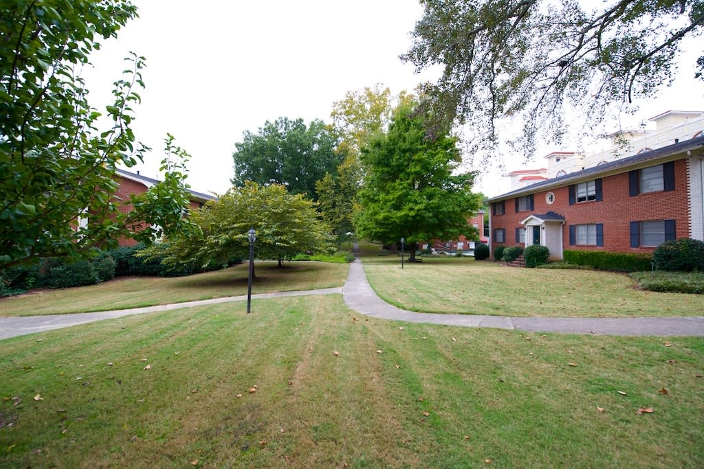 Spacious 2 Bedroom w/ Pool Less Than 1 Mile From Heart of Buckhead!! – photo 4