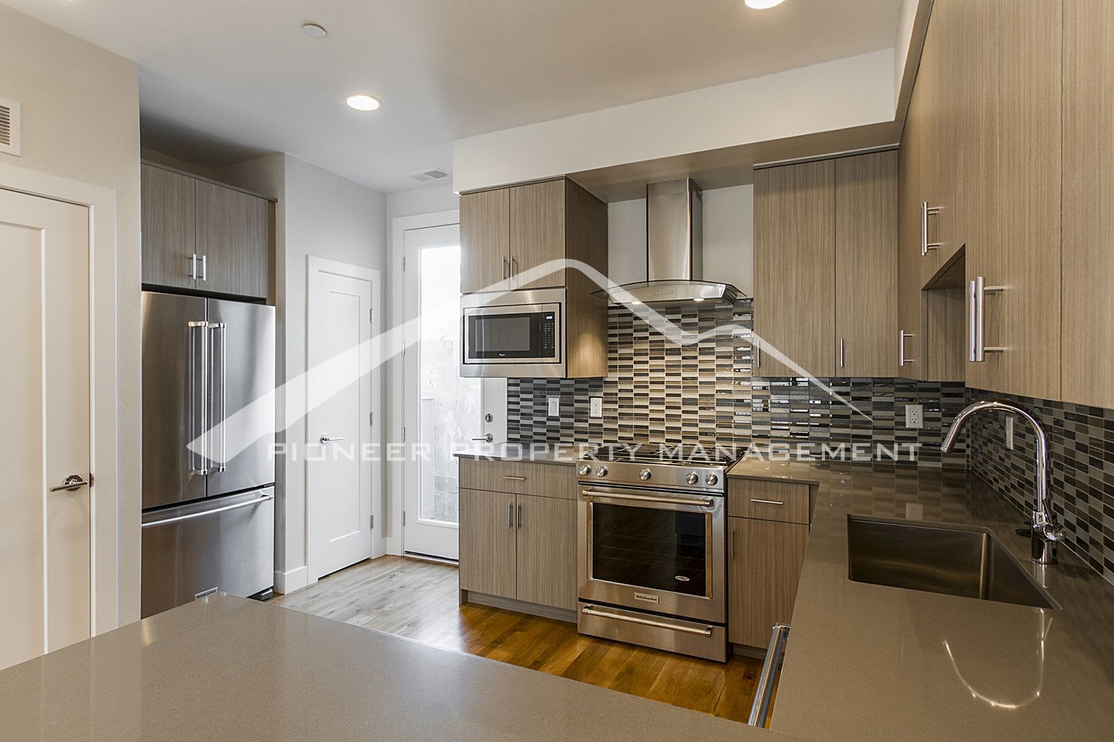 Georgeous Modern Condo With A Kitchen Fit For A Chef – photo 3