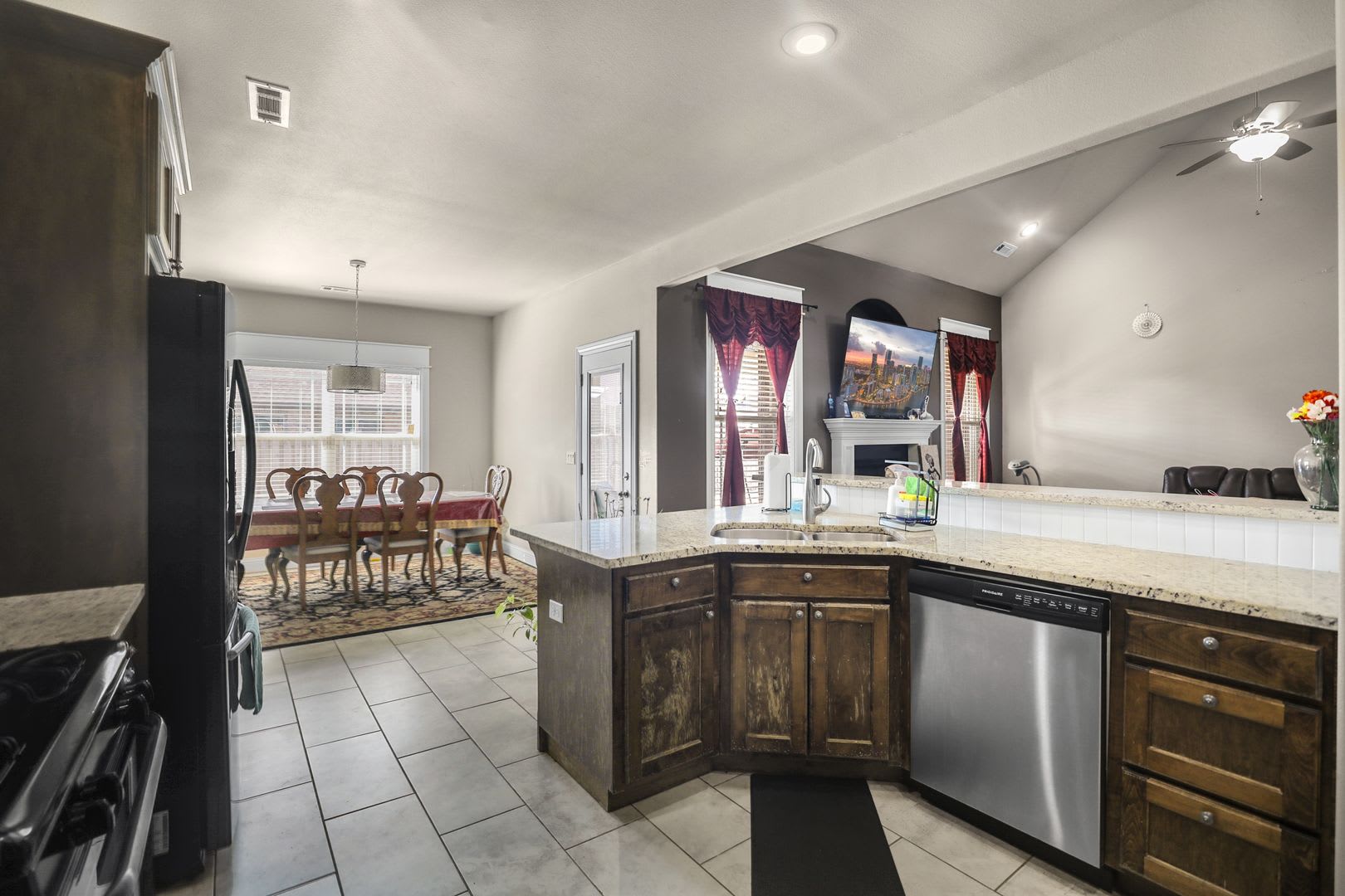 4 Bed 3 Bath Home Perfect for Entertaining – photo 5