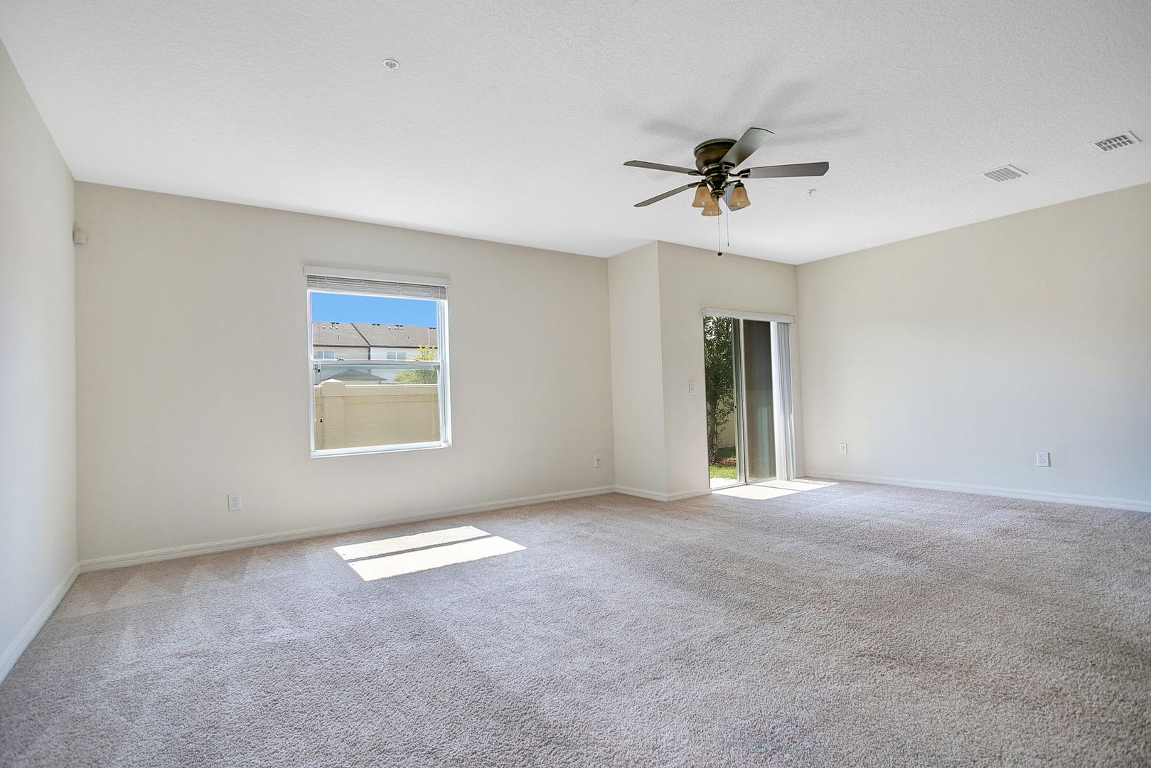 Discount Offer Spacious 3 Bdrm Townhome With 2 Car Garage In Gated Community – photo 4
