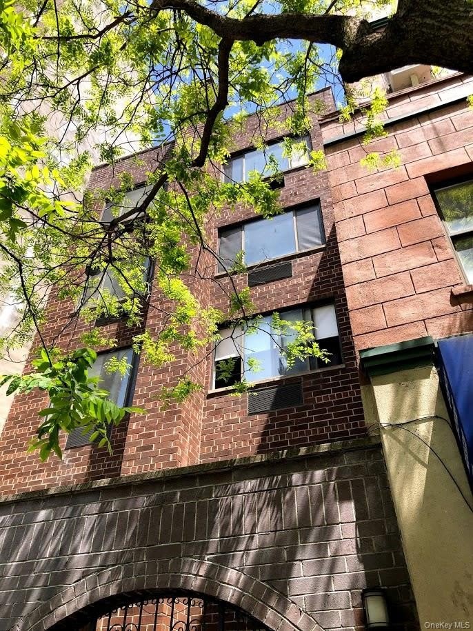 239 E 10th Street – photo 1