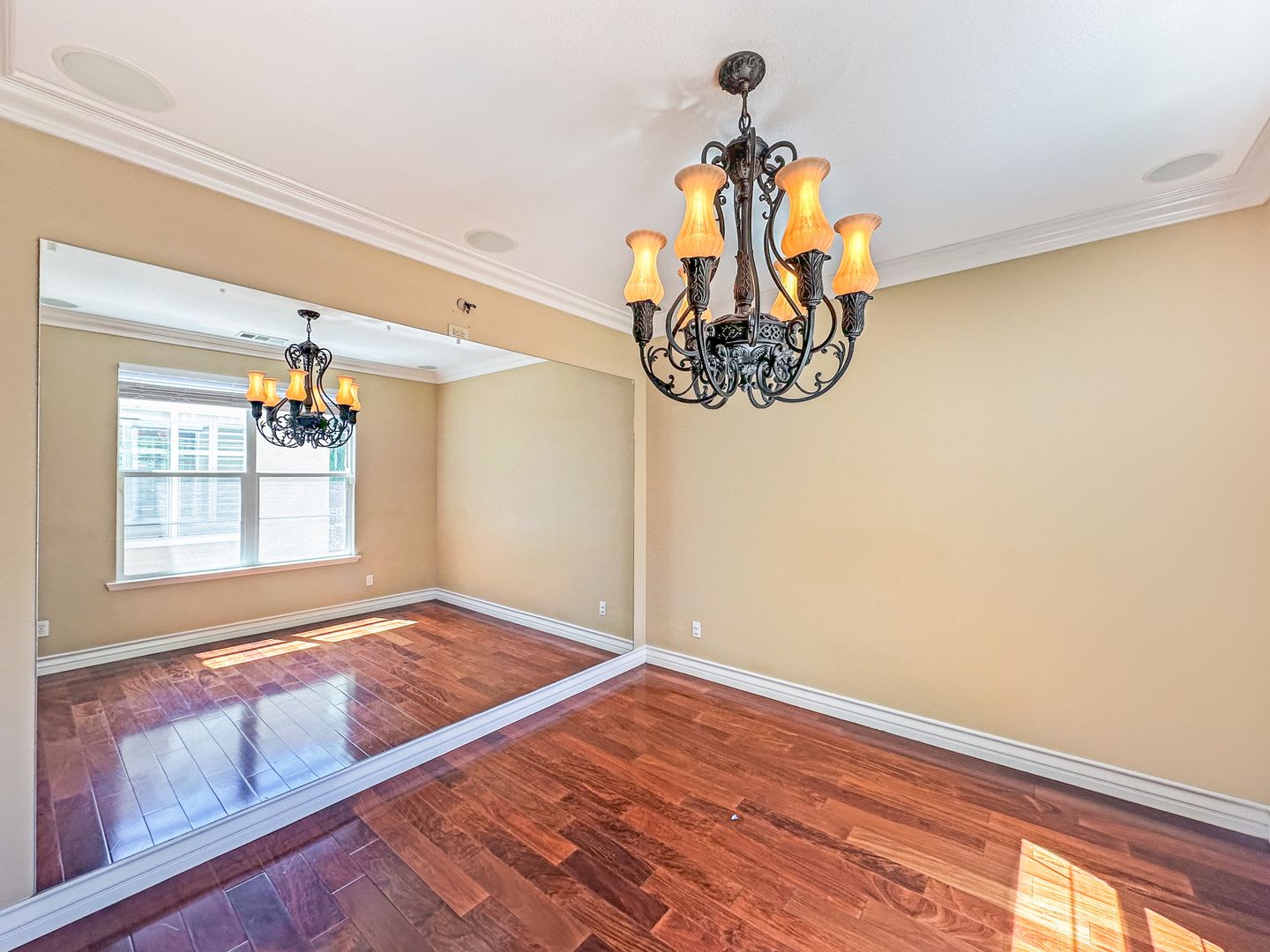 SD: Spacious 5B/4BA Home with Private Patio, Backyard & Soaking Tub – photo 4