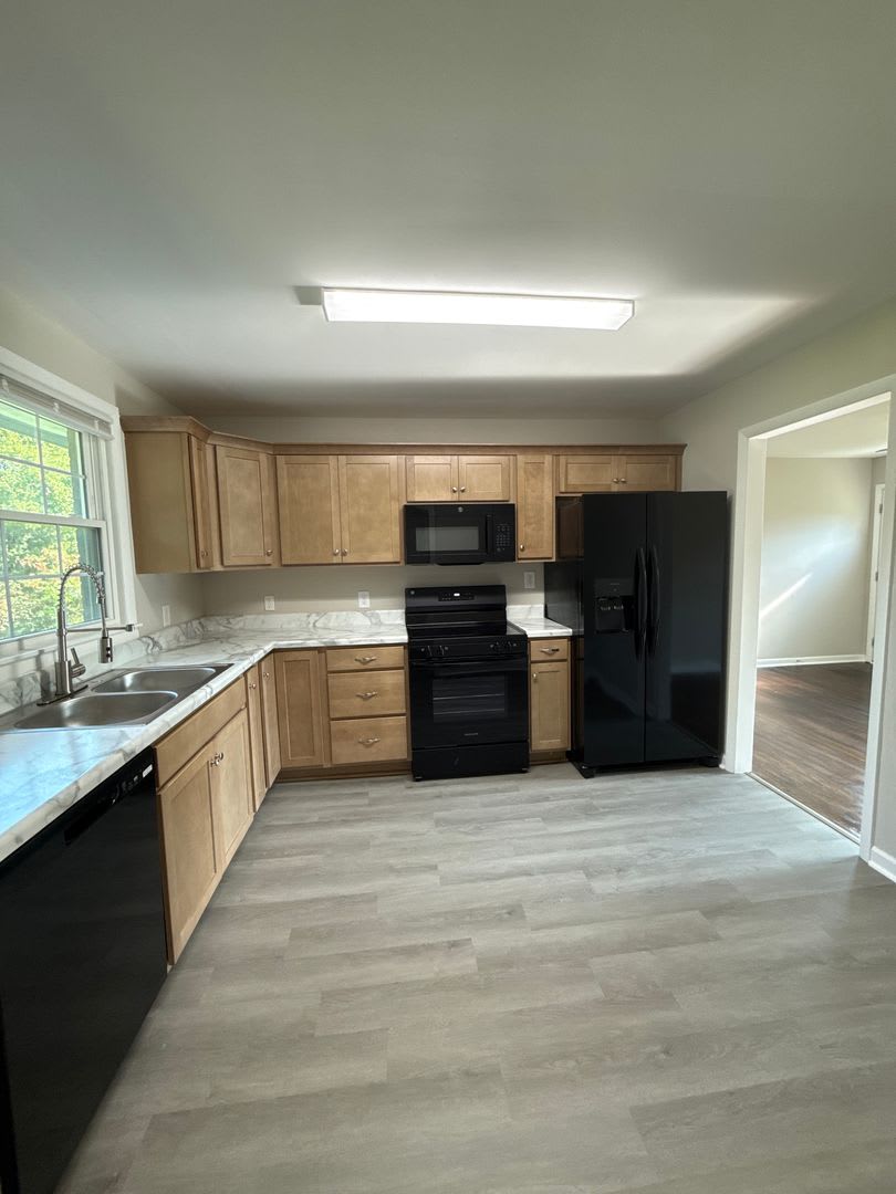 Newly Remodeled 4 Bedroom, fenced yard, 16x12 shed – photo 4