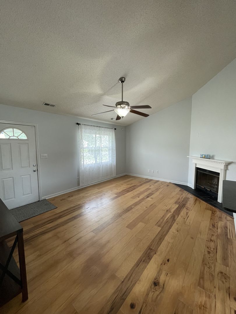 Beautiful Home in Hubert – photo 3